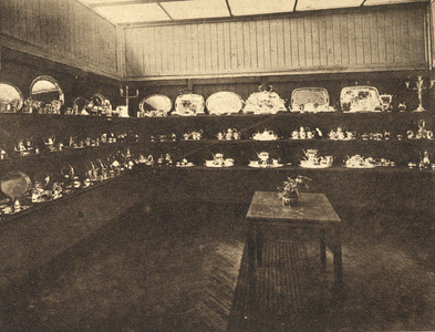 300856 Interieur van één van de zes monsterkamers van de Koninklijke Nederlandsche Edelmetaal Bedrijven Van Kempen, ...